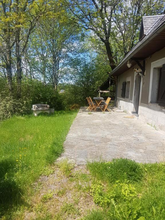 Fermette Typique Auvergnate Dans Son Ecrin D'Eau Et De Verdure Saint-Donat Exterior foto